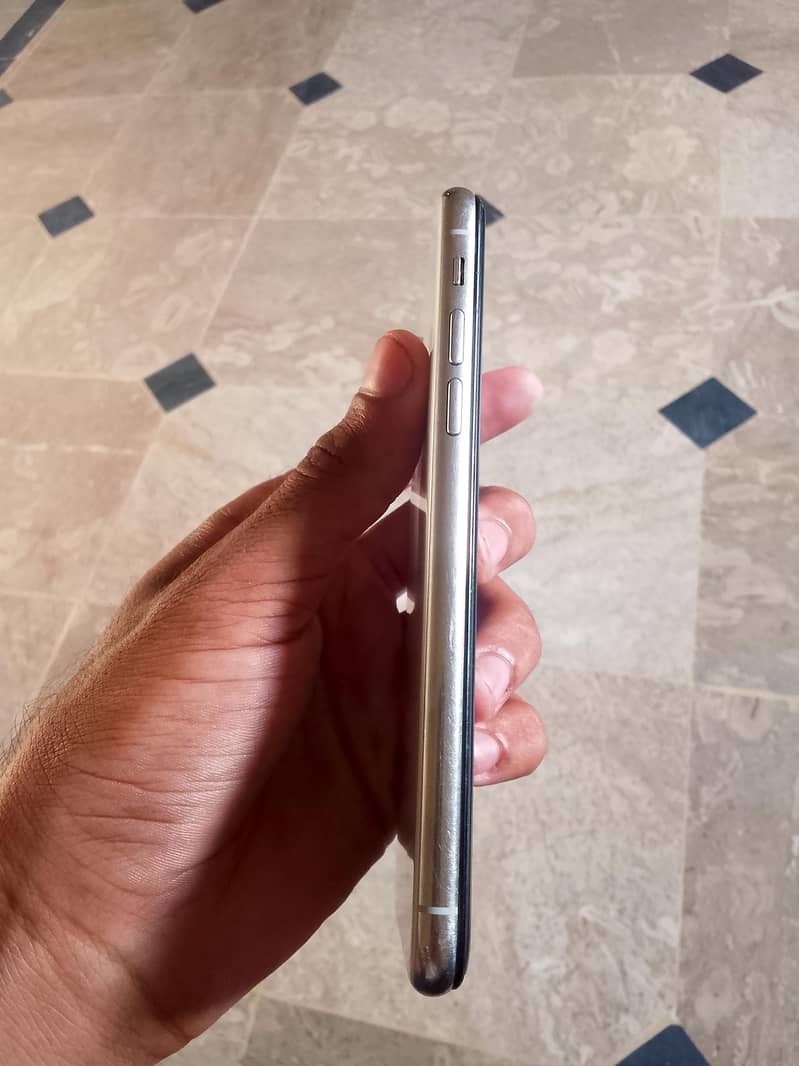 Apple iPhone X 4