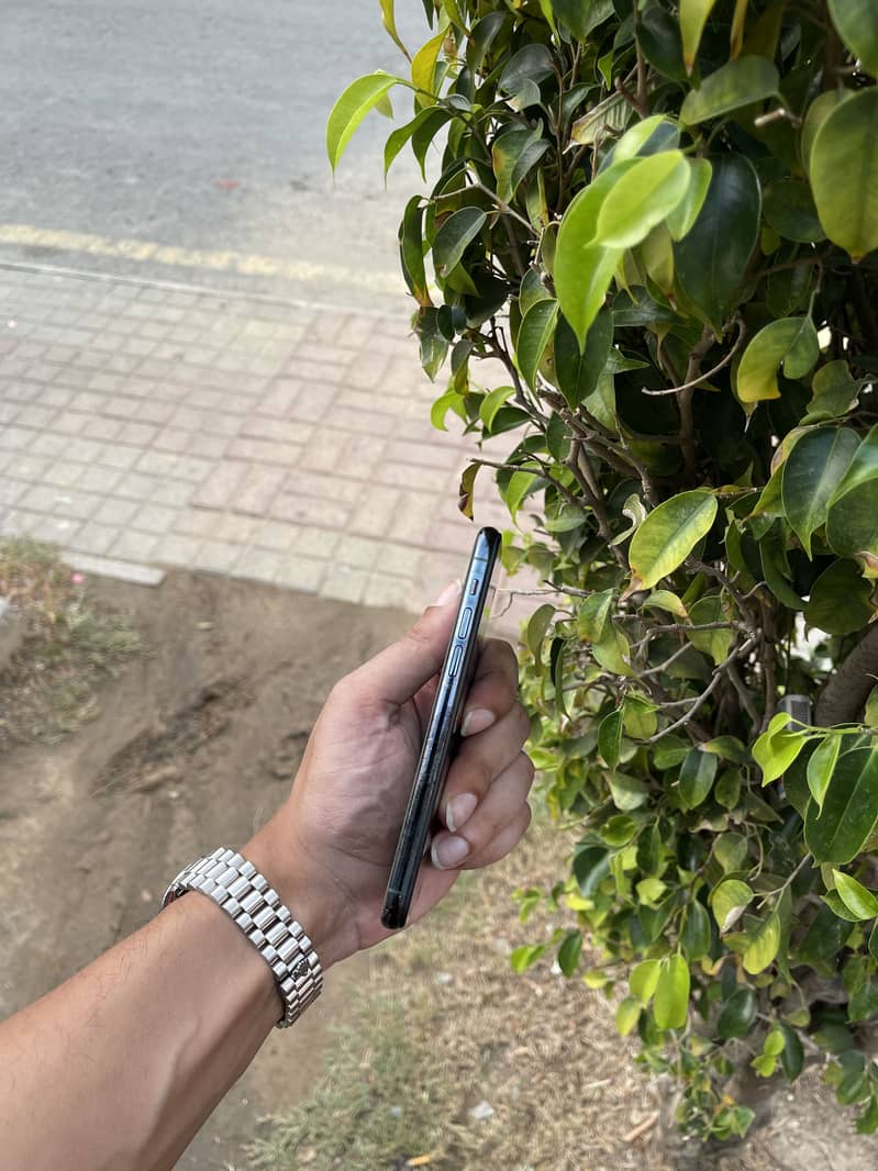 Apple iPhone 11 Pro 4