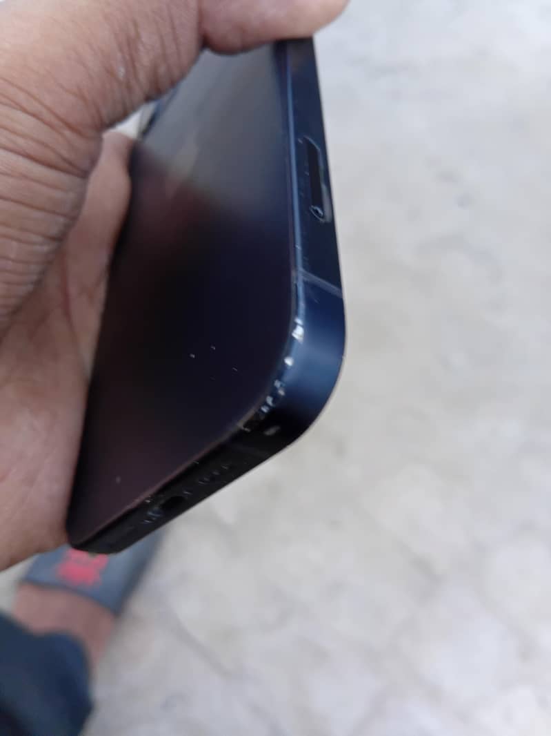 Apple iPhone 12 4