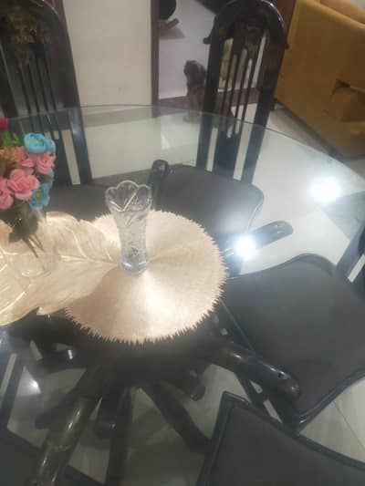 Round Dinning table for sale