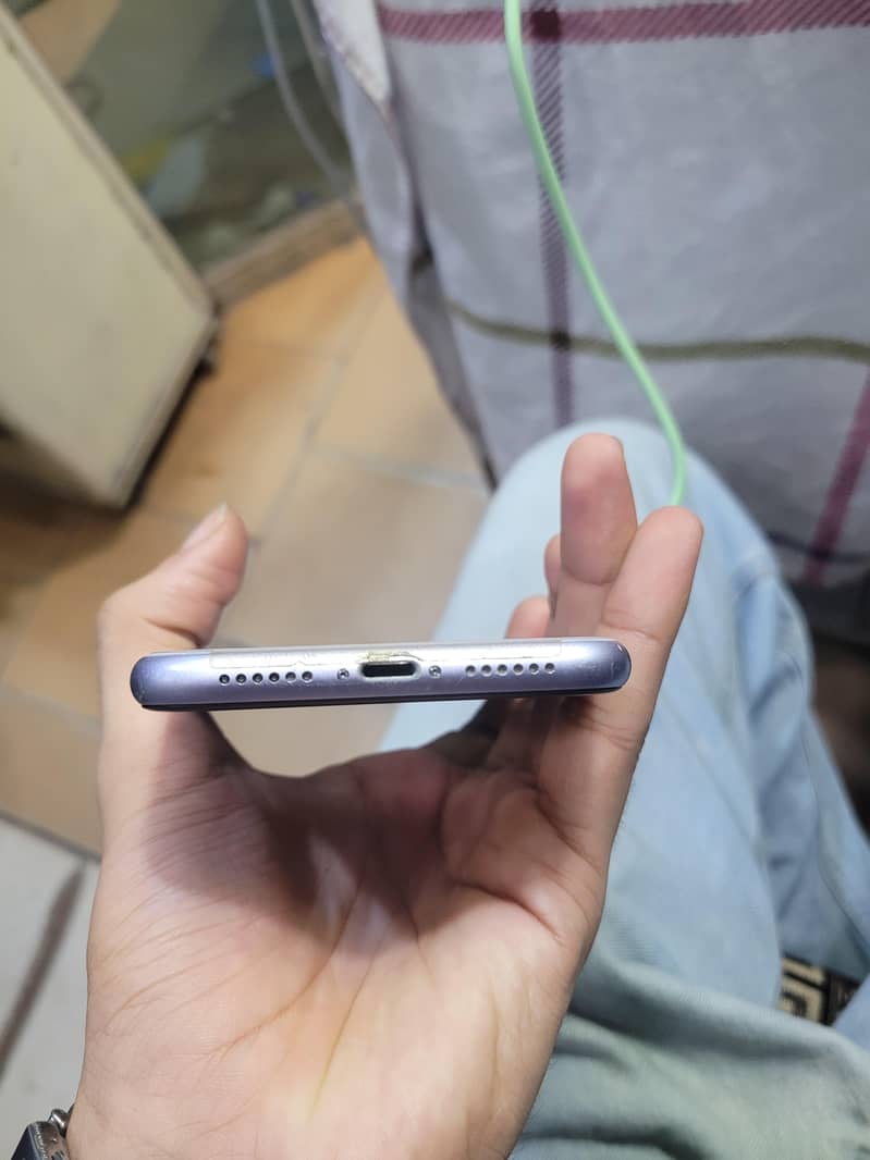 Apple iPhone 11 4