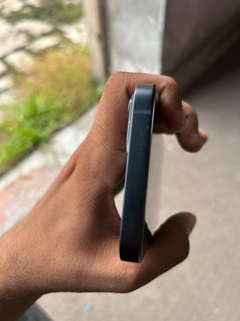 Apple iPhone 13 2