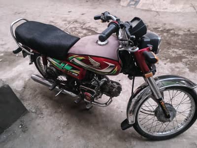 red Honda CD 70 2022