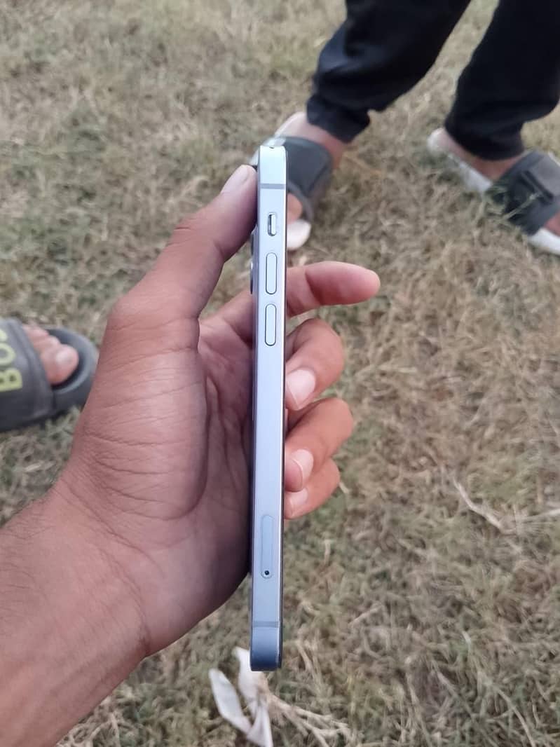 Apple iPhone 12 4