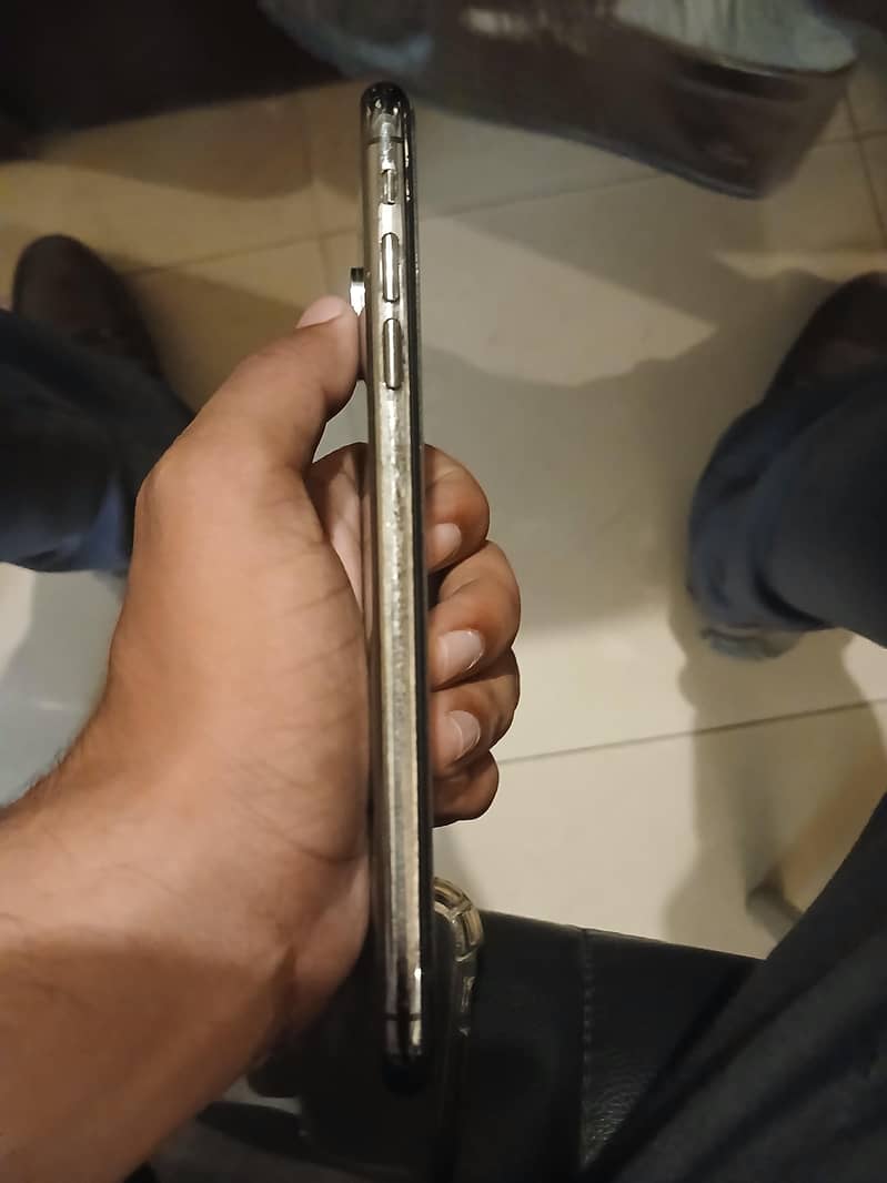 Apple iPhone XS Max 3