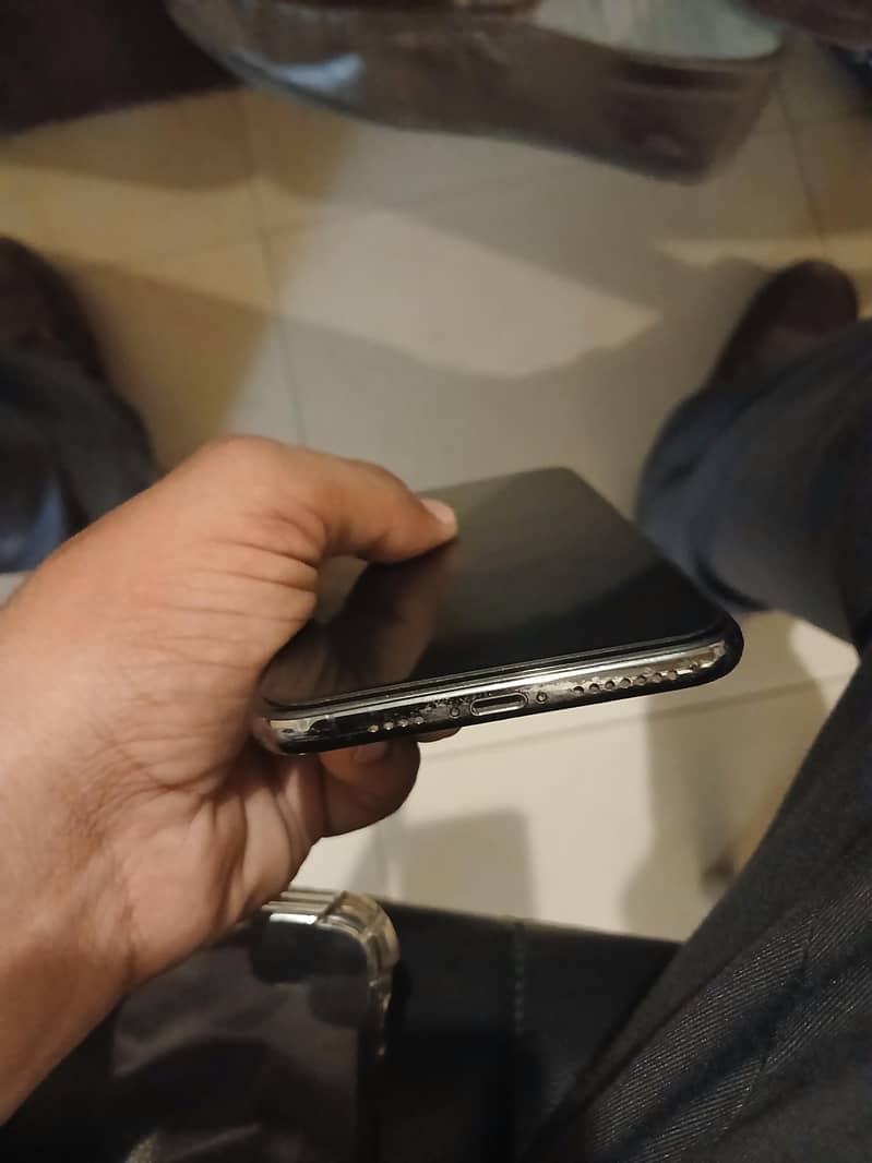 Apple iPhone XS Max 4