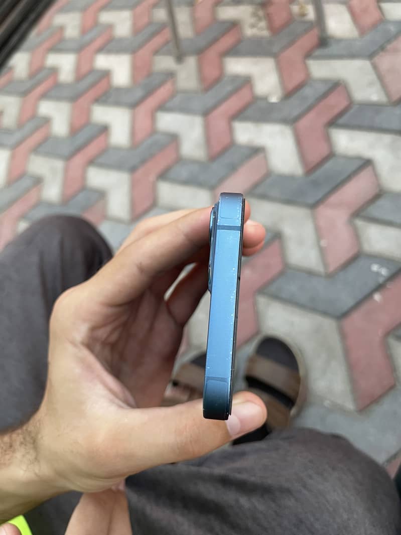 Apple iPhone 13 5