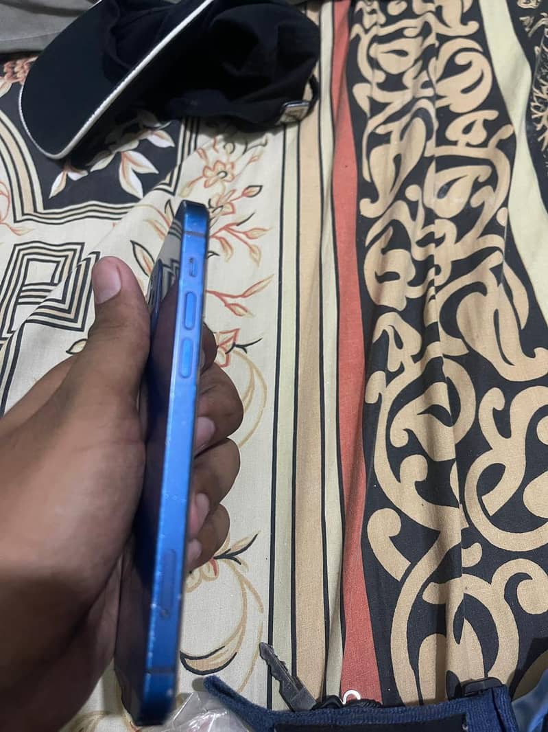 Apple iPhone 12 4