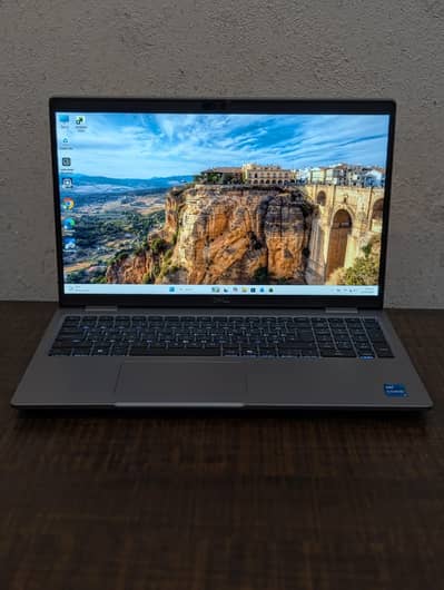 Dell Latitude 5550 Core i5 13th Gen FULLY TOUCH SCREEN 512 gbNVMe