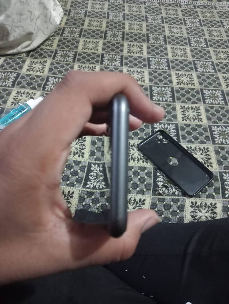 Apple iPhone 11 7