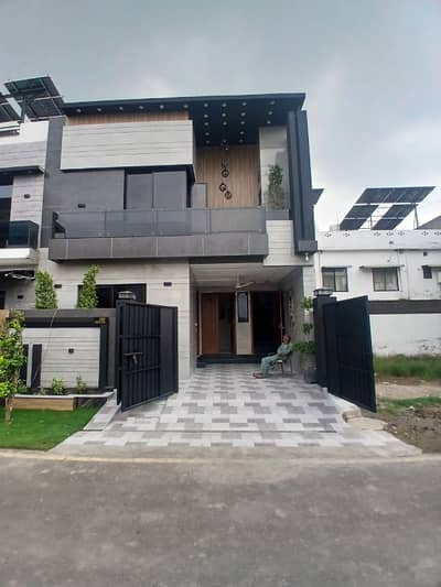 FIVE MARLA BRAND NEW HOUSE IN EXECUTIVE BLOCK