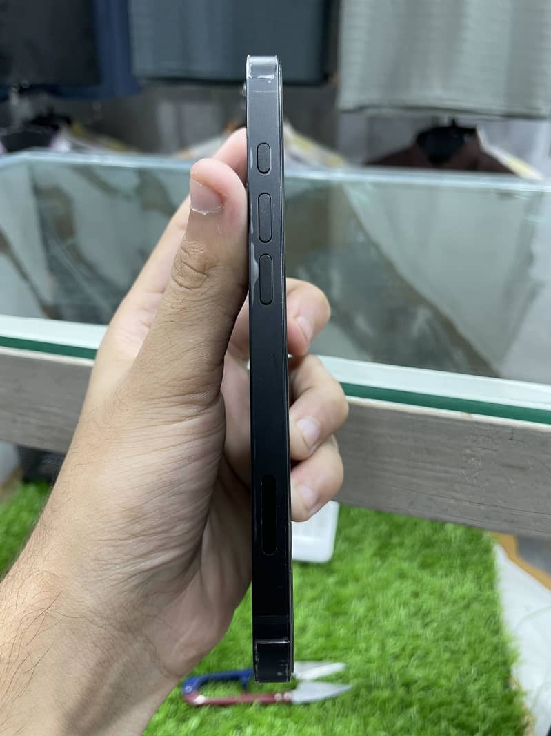 Apple iPhone 17e 3