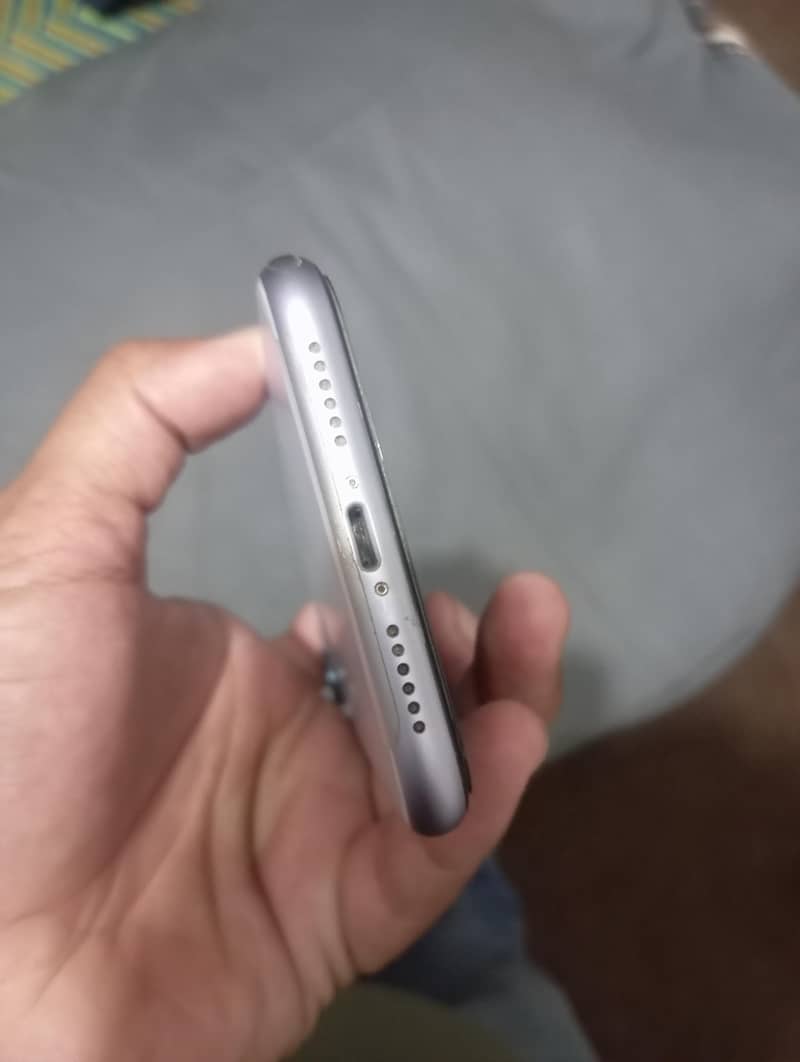 Apple iPhone 11 3