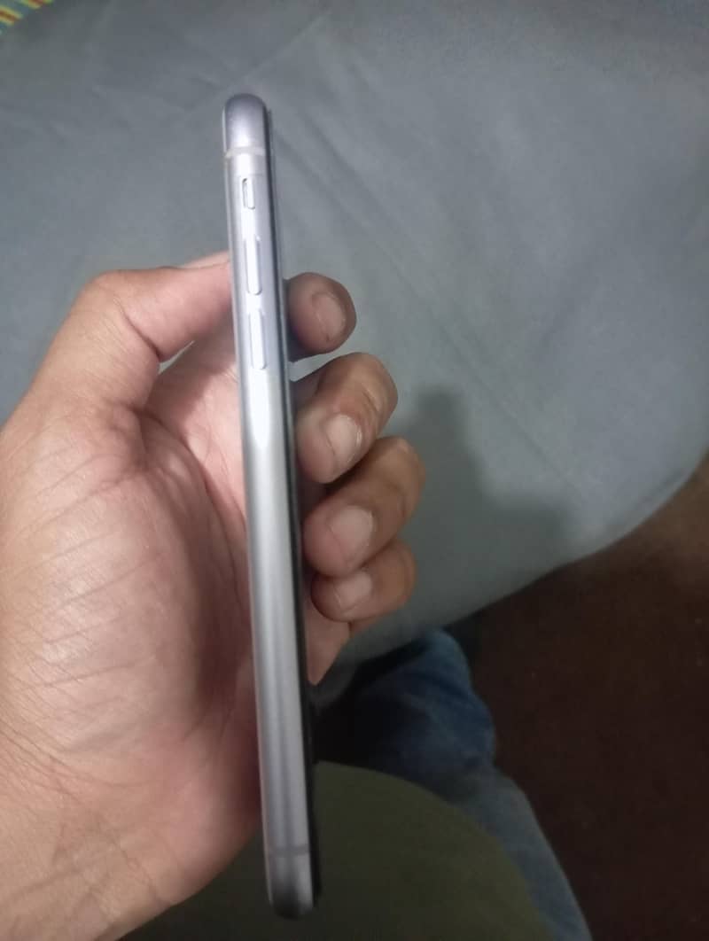 Apple iPhone 11 4