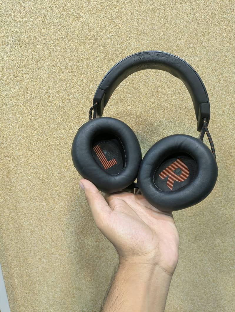 JBL Quantum 810 5