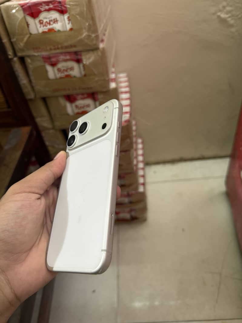 Apple iPhone 17 Pro Max 4