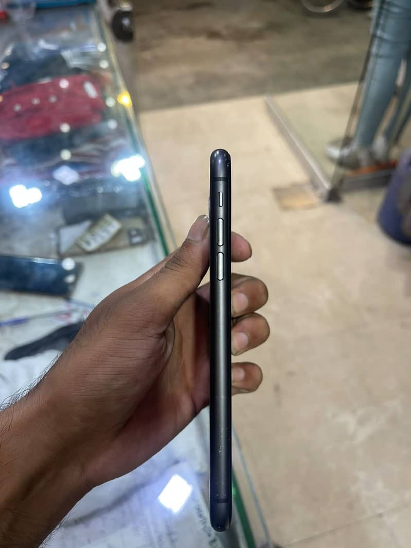 Apple iPhone 11 4