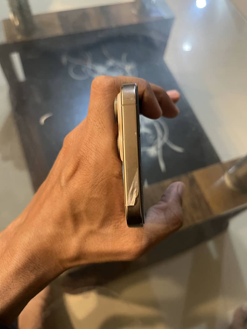 iPhone 16 Pro Max 3
