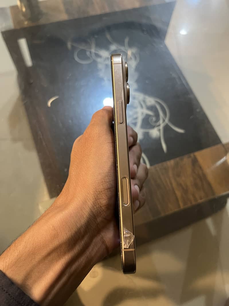 iPhone 16 Pro Max 4