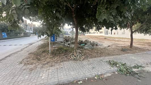 DHA PHASE 2 SECTOR E CORNER PLOT NEAR MCDONALD