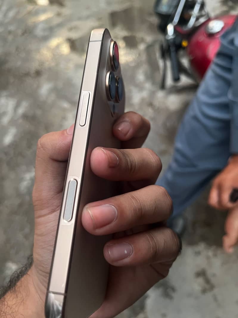 Apple iPhone 16 Pro 1