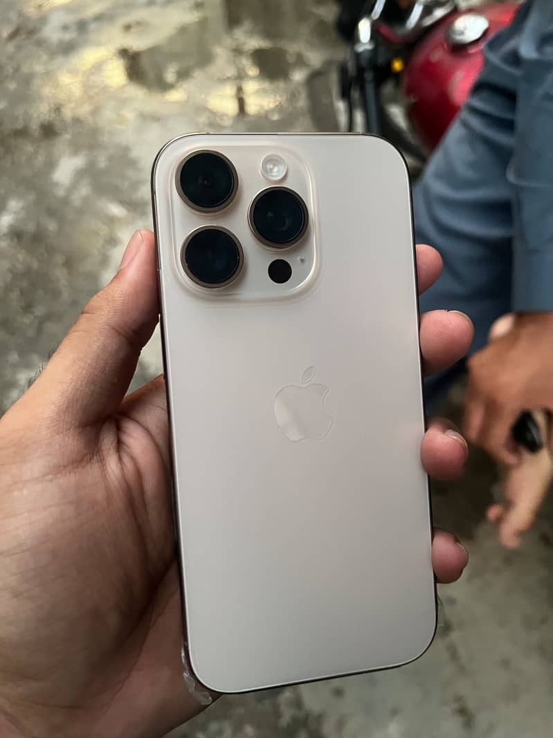 Apple iPhone 16 Pro 3