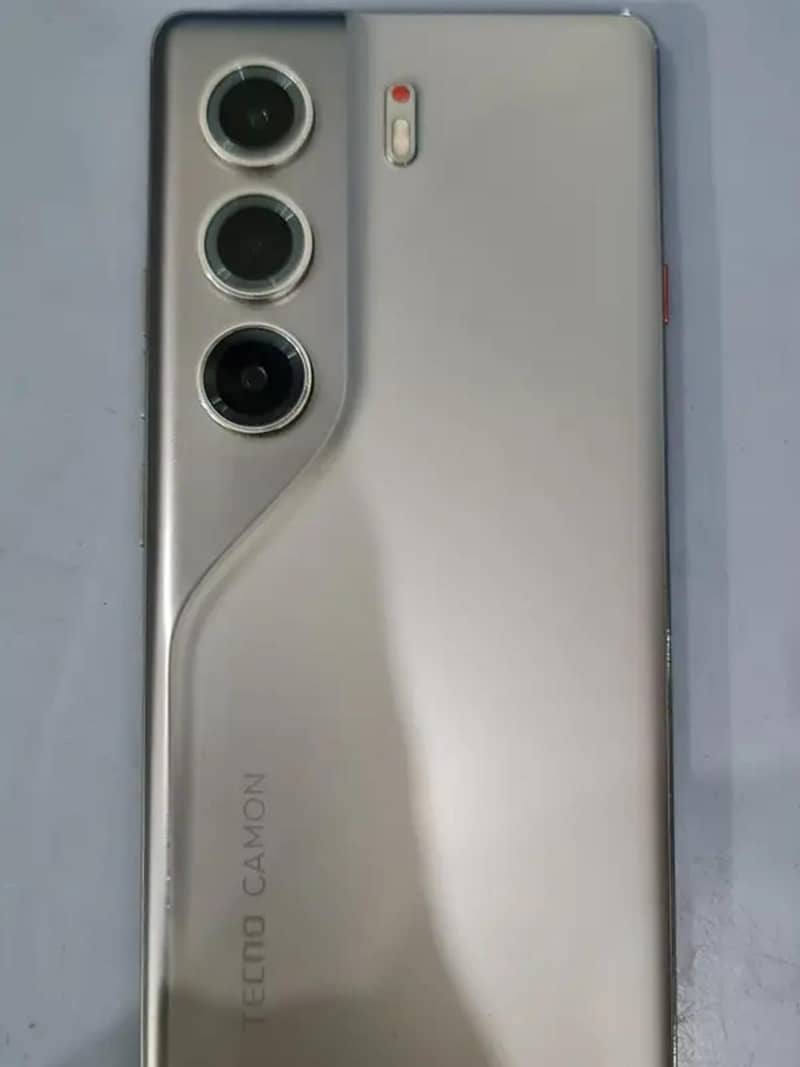 Tecno Camon 40 pro 0