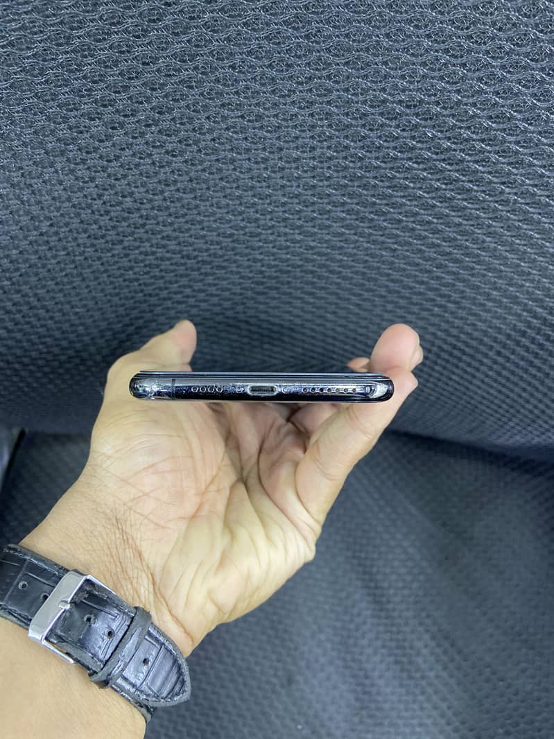 Apple iPhone XS Max 4
