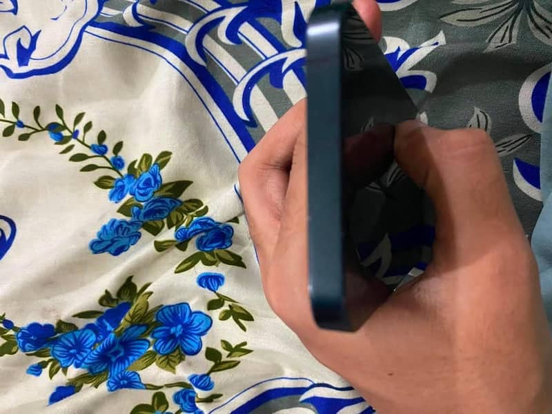 iPhone 16e JV 1