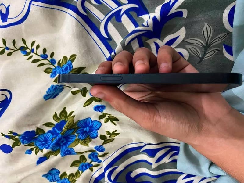 iPhone 16e JV 4
