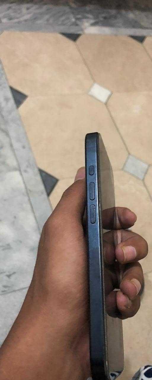 Apple iPhone 15 Pro 2