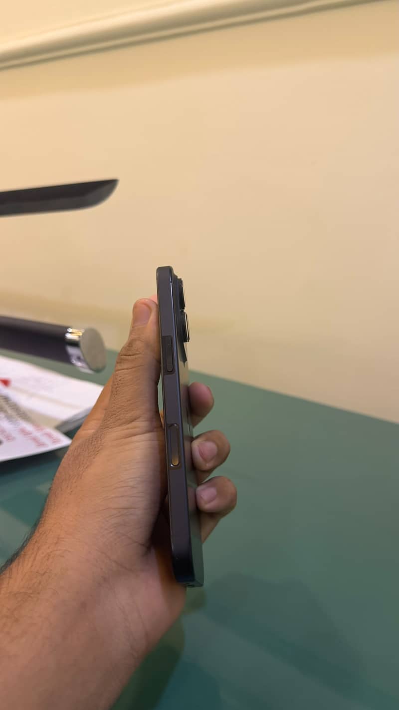 Apple iPhone 16 Pro 2