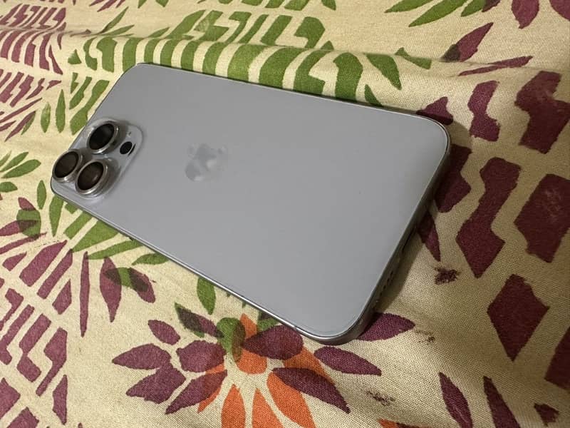 Apple iPhone 15 Pro Max 2