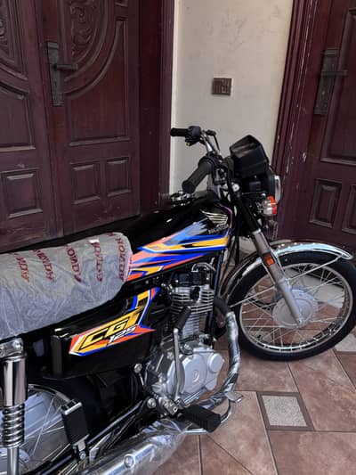HONDA CG125 BRAND NEW SHOWROOM SE LOAD HOKR GHR AYA HAI