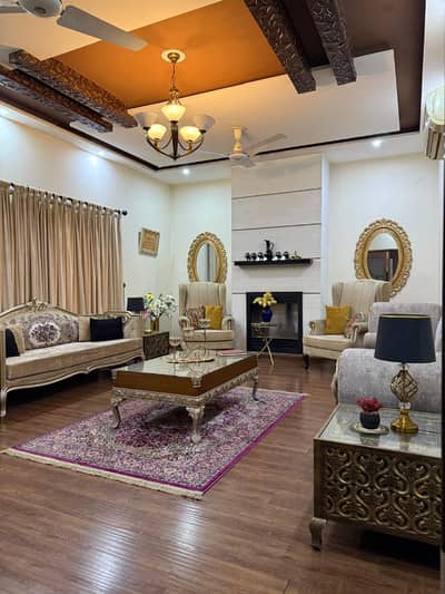 ONE KANAL BEAUTIFULL HOUSE AVAILABLE FOR RENT IN DHA PHASE 1