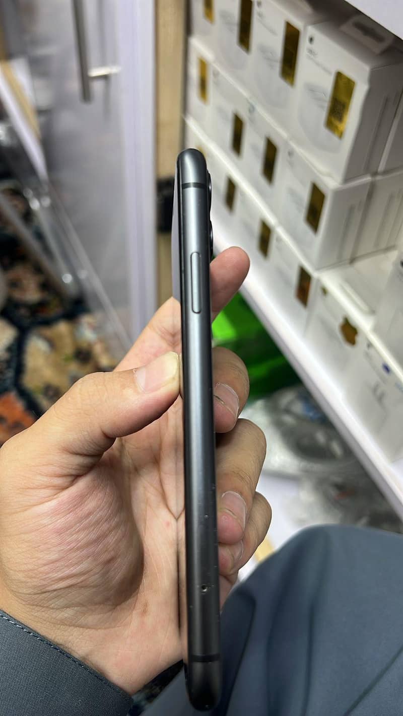 Apple iPhone 11 3
