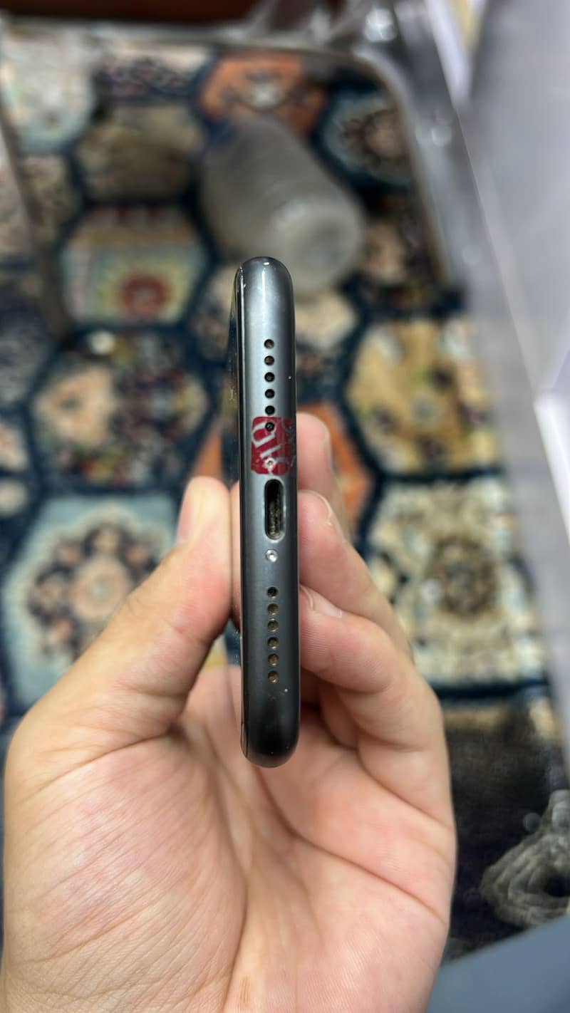 Apple iPhone 11 4