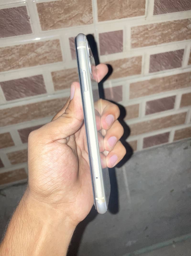 Apple iPhone 11 3