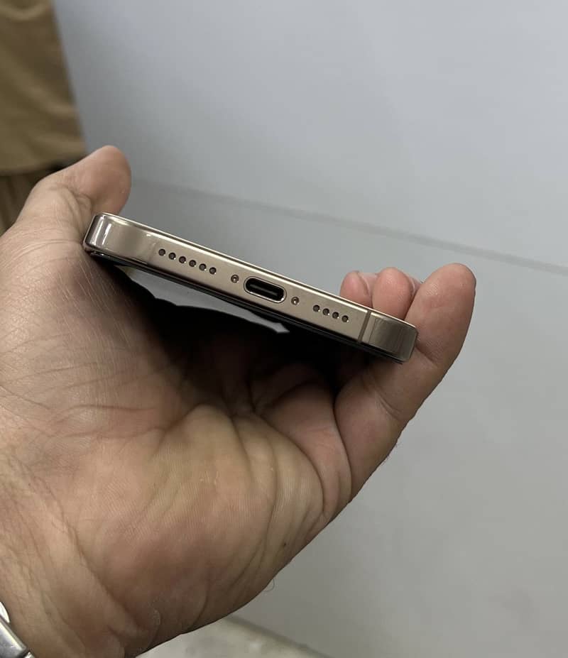 Apple iPhone 16 Pro Max 2