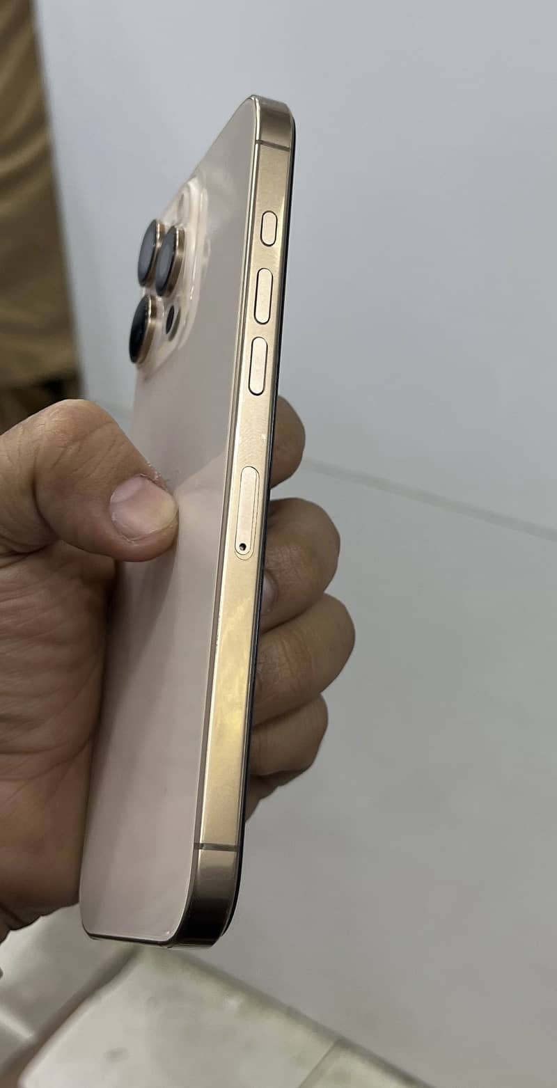 Apple iPhone 16 Pro Max 4