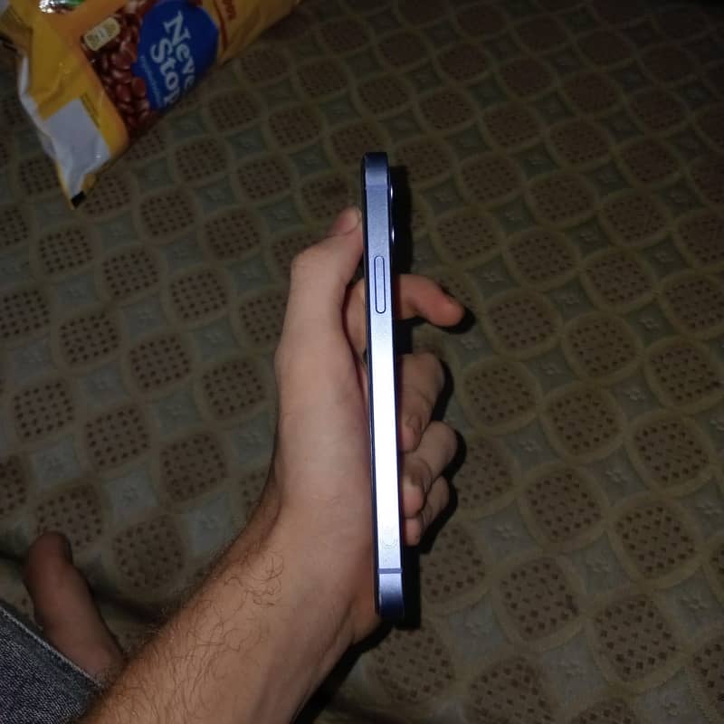 Apple iPhone 12 4