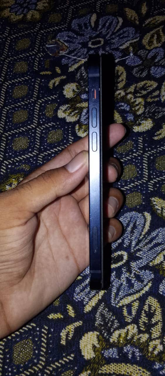 Apple iPhone 12 4