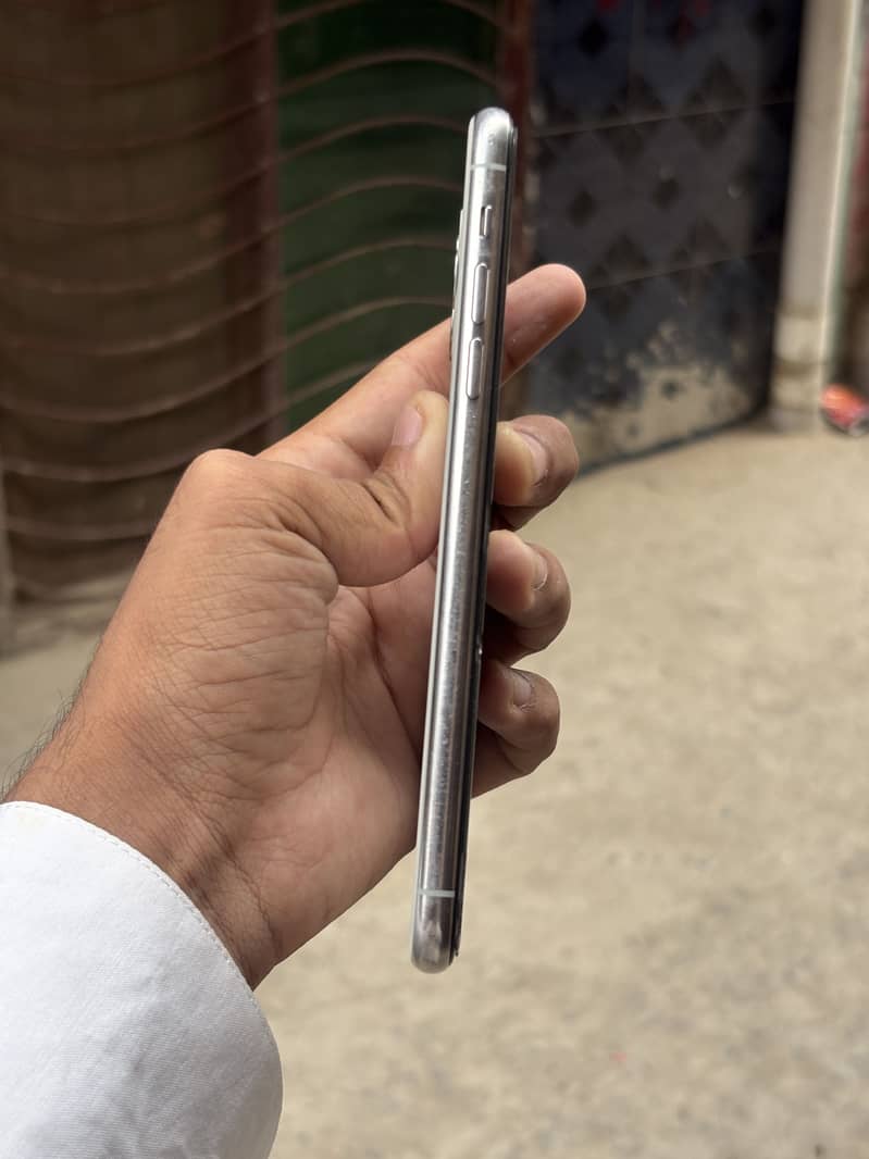Apple iPhone 11 Pro Max 4