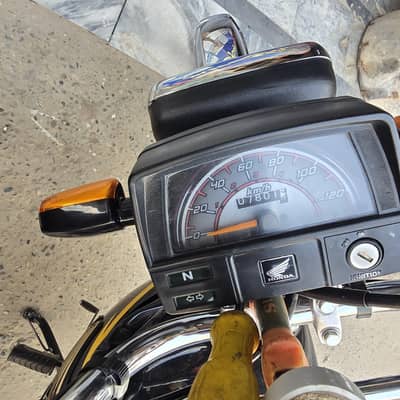 selling a new condition bike 70cc 25/26