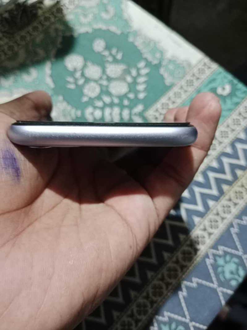 Apple iPhone 11 0