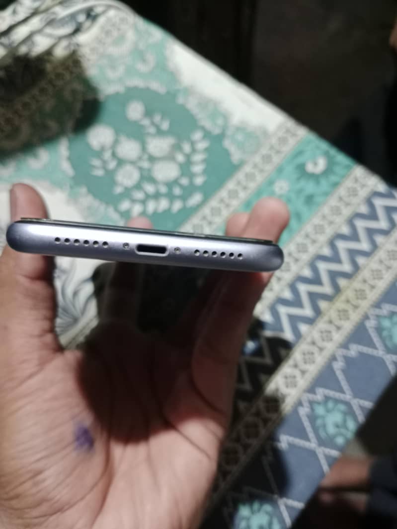 Apple iPhone 11 3