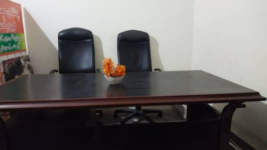 Boss table for office