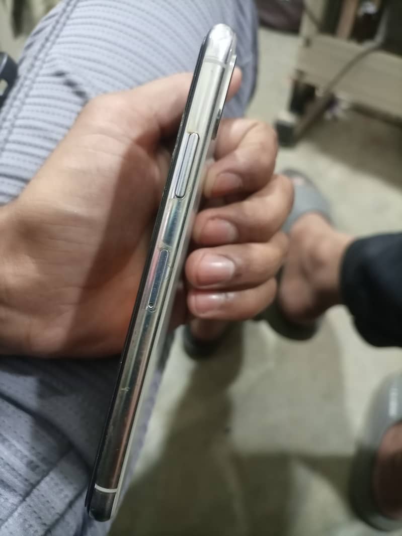 Apple iPhone X 4