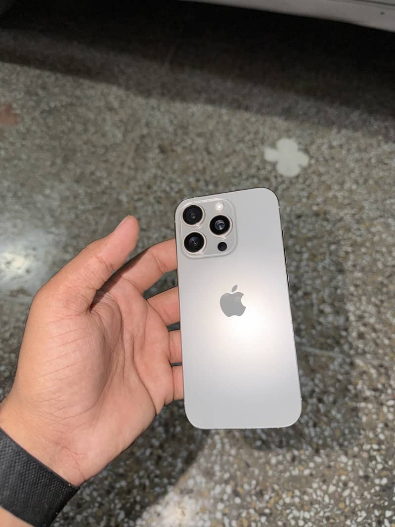 Apple iPhone 16 Pro 1