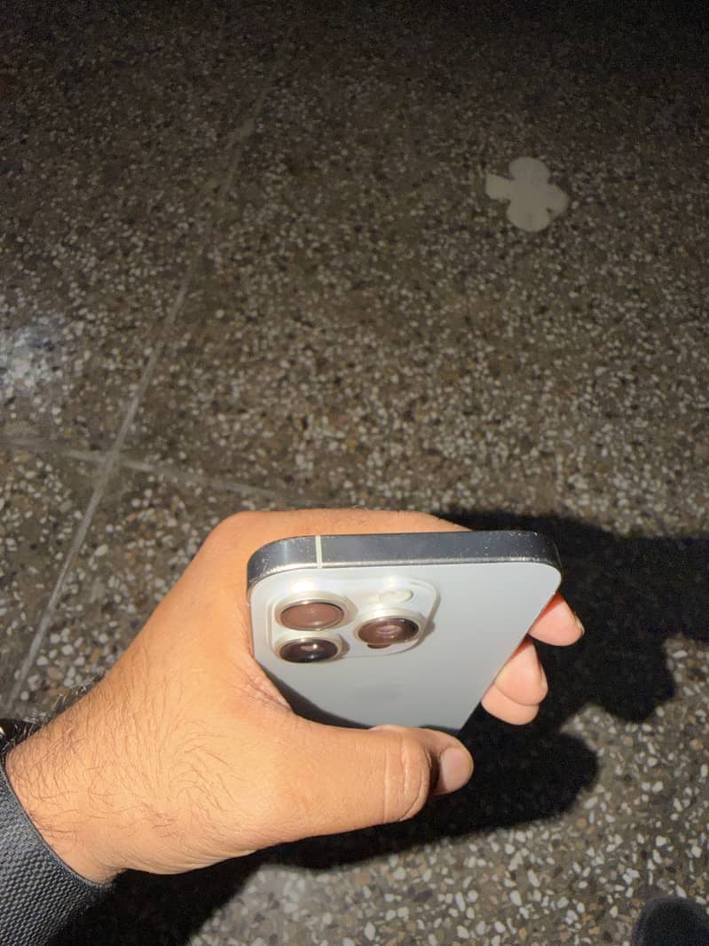 Apple iPhone 16 Pro 4